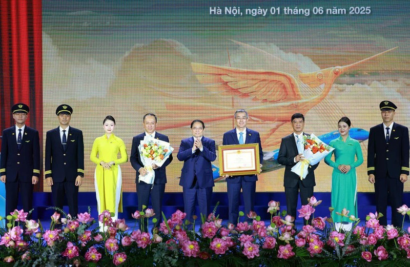Le Premier ministre Pham Minh Chinh décerne un certificat de mérite à Vietnam Airlines. Photo : VNA.