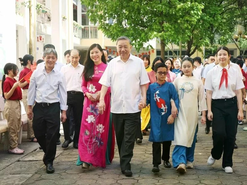 1er juin 2025 Le secrétaire général du Parti, To Lam, a visité le 1er juin les lycées Nguyen Dinh Chieu et Xa Dan, deux écoles pour élèves handicapés à Hanoï, à l’occasion de la Journée internationale de l’enfance. Photo : VNA.