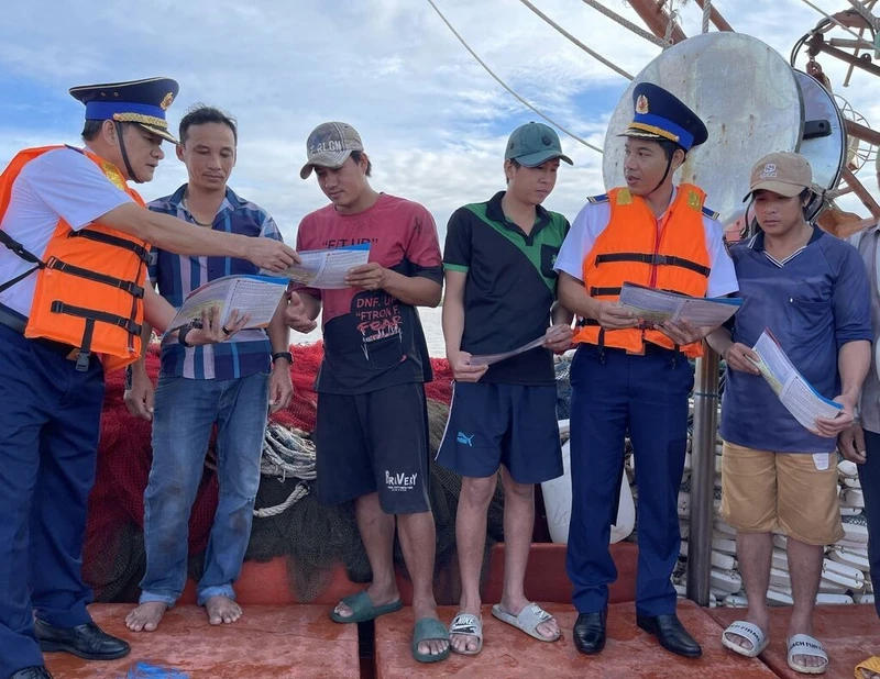 Des mesures concrètes Garde-côtes sensibilisant les pêcheurs à la lutte contre la pêche INN. Photo ; VNA/CVN.