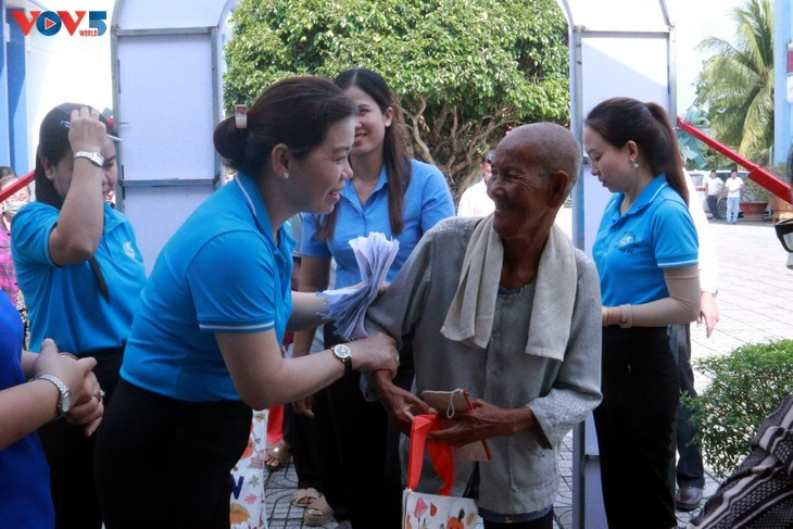 Sourires au «supermarché à 0 dông» du Têt. Photo : VOV.