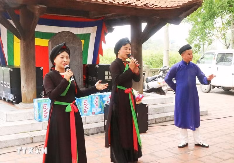 Chant de quan họ lors de la fête du temple Dên Dô. Photo : VNA.
