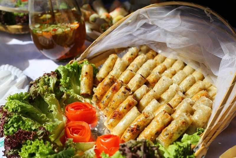 Croustillant à l’extérieur, savoureux à l’intérieur : le nem, rouleau frit emblématique du Vietnam, incarne à lui seul la richesse et la convivialité de sa gastronomie. Photo : VNA/CVN.