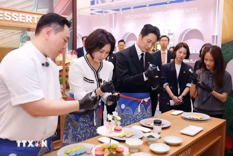 Mme Kim Hea Kyung et les délégués participent à des activités de pâtisserie dans le cadre du festival à Hanoi. (Photo : Pham Kien/TTXVN)