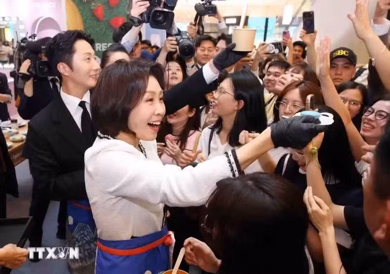 Mme Kim Hea Kyung offre aux visiteurs les gâteaux fraîchement préparés. (Photo : Pham Kien/TTXVN)