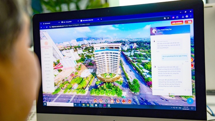 De plus en plus d’entreprises touristiques au Vietnam adoptent l’intelligence artificielle (IA) afin de personnaliser l’expérience des voyageurs et réduire les coûts d’exploitation. Photo : tuoitre.vn