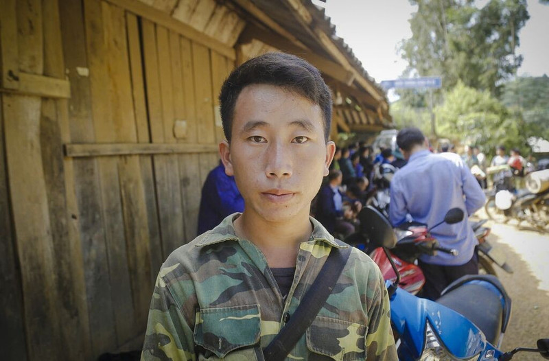 Le Premier ministre félicite Mua A Thi, chef du village Hang Pu Xi, commune de Xa Dung, province de Diên Biên, pour son courage exemplaire. Photo : VNA/CVN