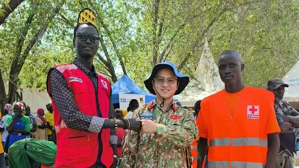 Activité CIMIC empreinte de sens des médecins militaires vietnamiens à Bentiu, au Soudan du Sud.