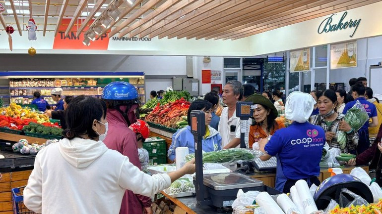 Soutien aux populations du Centre Vietnam après les inondations historiques : les supermarchés vendent à prix coûtant