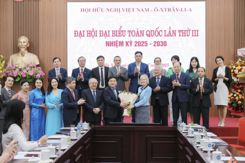 L’ambassadrice d’Australie au Vietnam, Gillian Bird, a offert des fleurs pour féliciter le professeur Dr Tran Tho Dat, président nouvellement élu, ainsi que les membres du nouveau Comité exécutif de l’Association. Photo : An Dang.