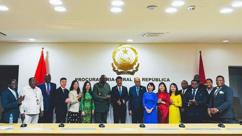 Le procureur général de la Cour populaire suprême du Vietnam et la délégation de haut rang l’accompagnant ont effectué une visite de courtoisie au Bureau du procureur général, à Luanda, en août 2025, après la cérémonie de signature. Photo : PV.