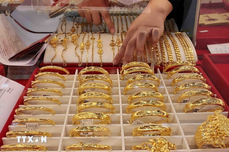 Bijoux en or à vendre dans une boutique d'or. Photo : VNA.