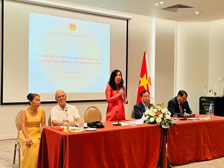 La vice-ministre des Affaires étrangères, Le Thi Thu Hang, rend visite à la communauté vietnamienne à Chypre