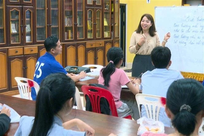 Cours de vietnamien pour enfants vietnamiens et lao d'outre-mer, dispensé par Mme Nguyên Thi Thu Huyên à la pagode Phat Tich, dans la capitale Vientiane. Photo : VNA.