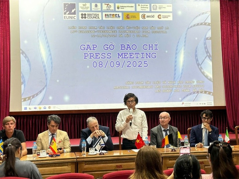 Conférence de presse sur le 15e Festival du film documentaire Europe-Vietnam. Photo : VNA.