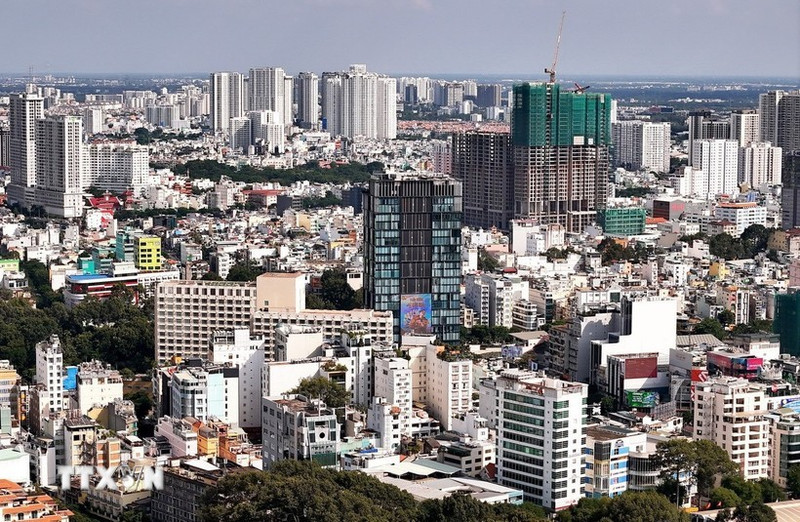 Les investisseurs étrangers s'apprêtent à injecter des capitaux sur le marché immobilier vietnamien par le biais des fusions-acquisitions. Photo : VNA.