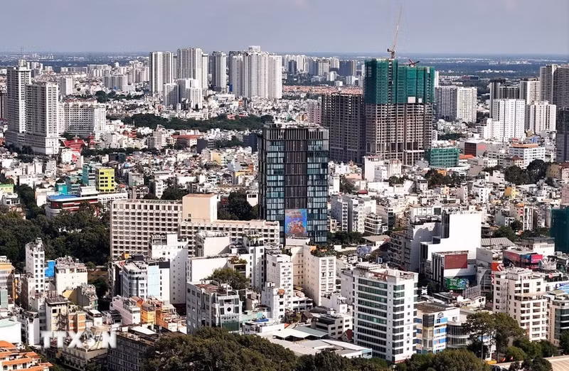 Les investisseurs étrangers s'apprêtent à injecter des capitaux sur le marché immobilier vietnamien par le biais des fusions-acquisitions. Photo : VNA.