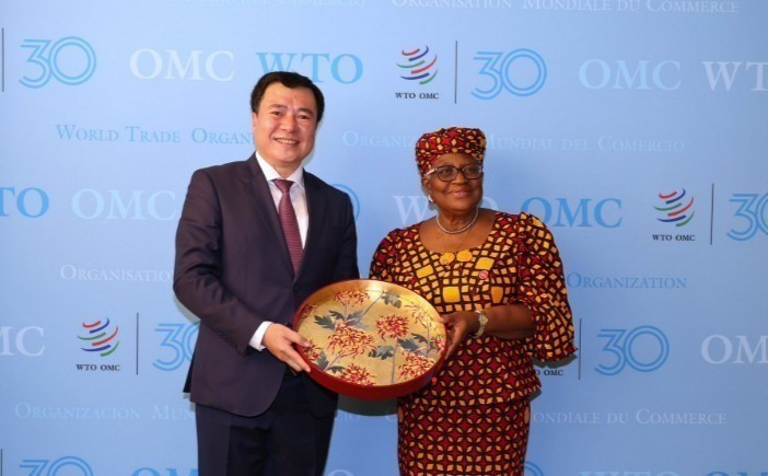 Le vice-ministre vietnamien de l’Industrie et du Commerce, Nguyen Sinh Nhat Tan (à gauche) et la directrice générale de l’OMC, Ngozi Okonjo-Iweala, à Genève, le 8 septembre. Photo : VNA.