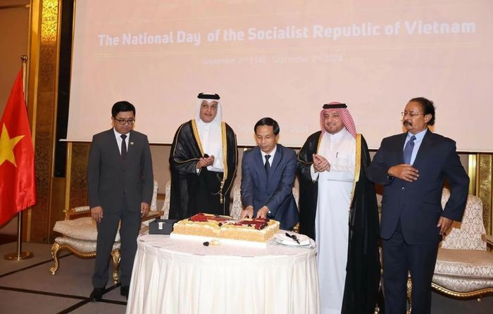 Ambassadeur Nguyen Huy Hiep et d'autres représentants coupant un gâteau pour la Fête nationale du Vietnam. (Source : Ambassade du Vietnam au Qatar)