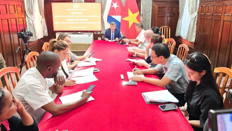 L’ambassadeur Le Quang Long informe les organes de presse de la République de Cuba du XIVe Congrès national du Parti communiste du Vietnam.