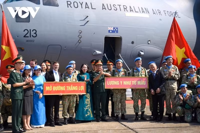 La Vice-Présidente vietnamienne Vo Thi Anh Xuan dit au revoir aux officiers partant pour la mission de maintien de la paix de l'Organisation des Nations Unies (ONU). Photo : VNA.
