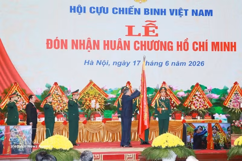 Remise de l'Ordre de Hô Chi Minh à l'Association des anciens combattants du Vietnam. Photo: VNA