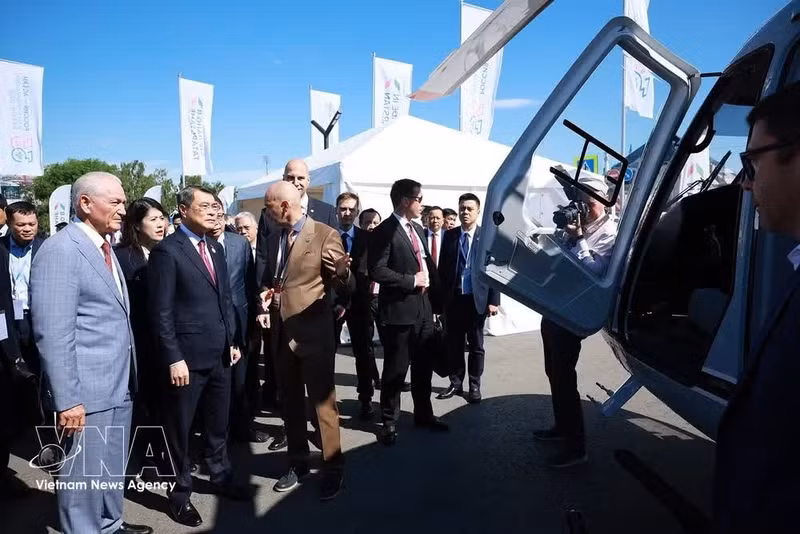 Le Premier ministre Le Minh Hung visite l'exposition. Photo : VNA
