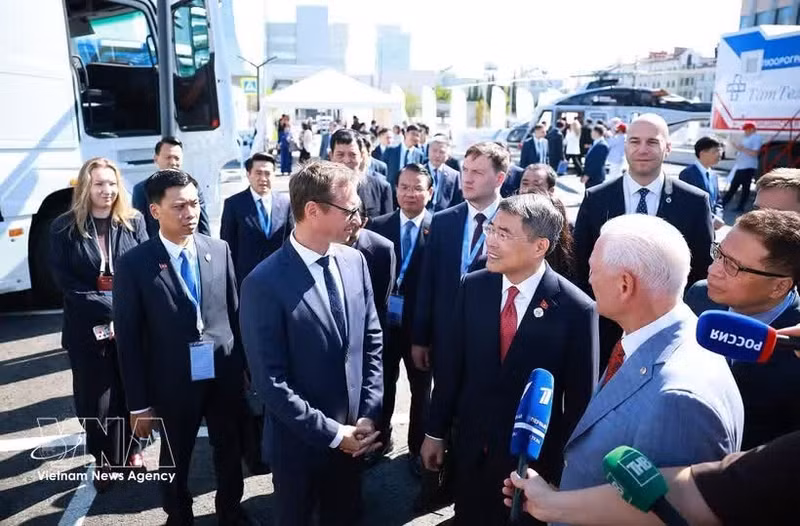 Le Premier ministre Le Minh Hung assiste à une présentation de l'exposition. Photo : VNA