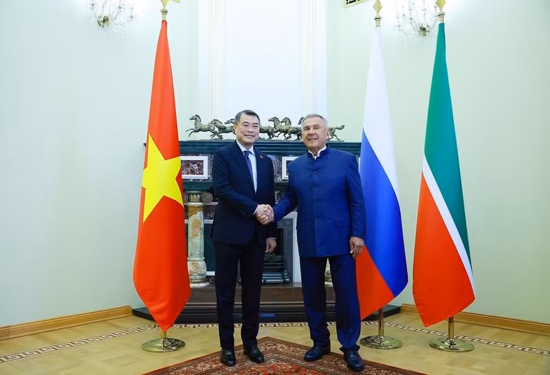 Le Premier ministre vietnamien Le Minh Hung (à gauche) rencontre le chef de l'État du Tatarstan à Kazan.