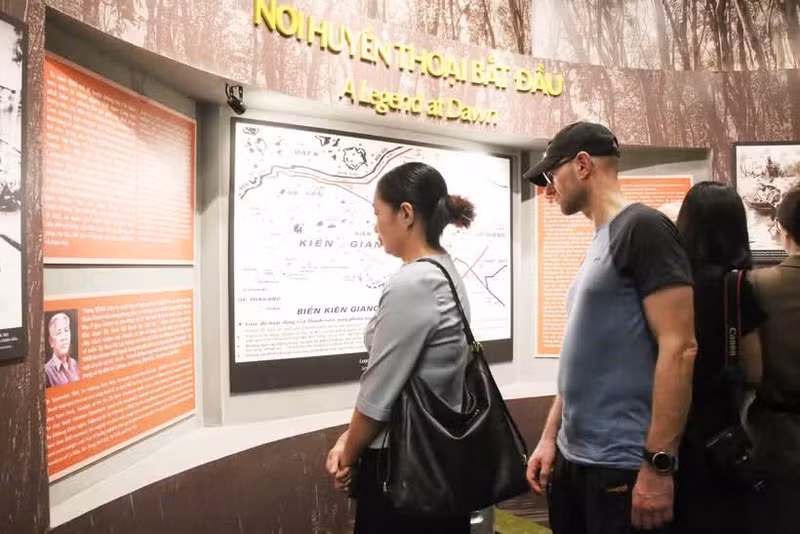 Des touristes étrangers visitent le Musée des vestiges de la guerre à Hô Chi Minh-Ville. Photo : VNA.