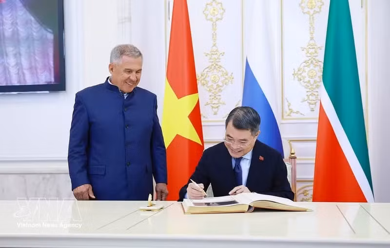 Le Premier ministre Le Minh Hung signe le livre d’or officiel au Kremlin de Kazan. Photo : VNA.