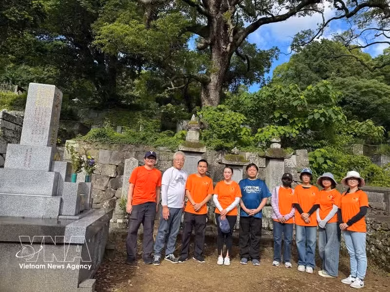 Des bénévoles de l’Association des Vietnamiens et de l’Association d’amitié Nagasaki–Vietnam participent à une visite commémorative et au nettoyage de la tombe de la princesse Ngoc Hoa, également connue au Japon sous le nom de "Princesse Anio". Photo : VNA.