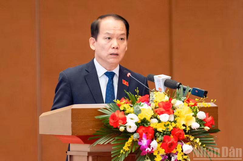 Le Président de la Commission des Affaires juridiques et judiciaires, Hoang Thanh Tung, présente le rapport de synthèse sur les travaux de prévention et de lutte contre la corruption, le gaspillage et les pratiques négatives de l’Organisation du Parti de l’Assemblée nationale. (Photo : DUY LINH)