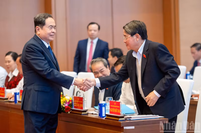 Le Secrétaire du Comité du Parti de l’Assemblée nationale et Président de l’Assemblée nationale, Tran Thanh Man, aux côtés des délégués présents à la conférence. (Photo : DUY LINH)