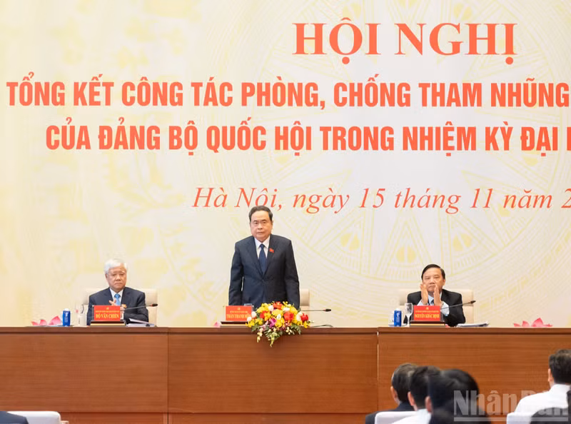 Le Secrétaire du Comité du Parti de l’Assemblée nationale et Président de l’Assemblée nationale, Tran Thanh Man, préside la conférence. (Photo : DUY LINH)