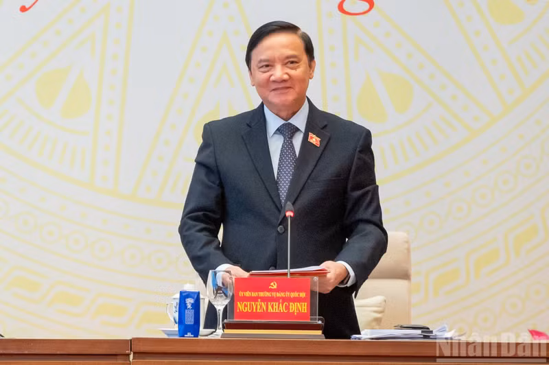 Le Vice-Président de l’Assemblée nationale, Nguyen Khac Dinh, dirige la séance de discussion. (Photo : DUY LINH)