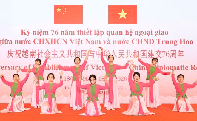Un spectacle présenté par le personnel de l'ambassade du Vietnam en Chine. Photo : VNA