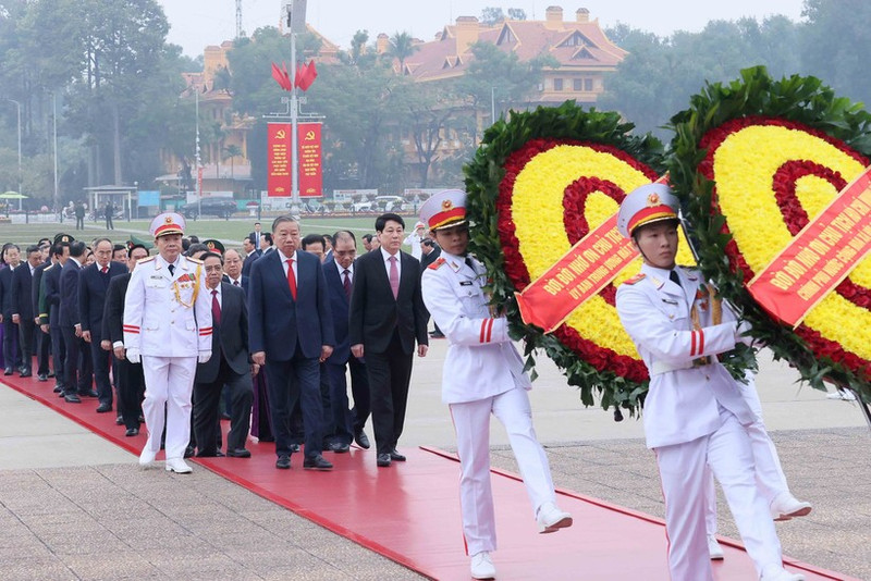 La délégation se rend au Mausolée du Président Ho Chi Minh, à Hanoï, pour lui rendre hommage. Photo : VNA.