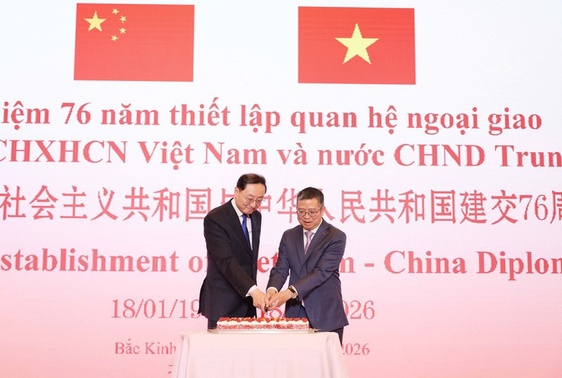 Le vice-ministre des Affaires étrangères de Chine, Sun Weidong et l’ambassadeur du Vietnam en Chine, Pham Thanh Binh (droite) à la cérémonie. Photo : VNA.