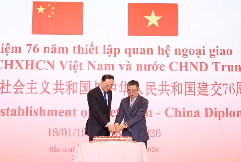Le vice-ministre des Affaires étrangères de Chine, Sun Weidong et l’ambassadeur du Vietnam en Chine, Pham Thanh Binh (droite) à la cérémonie. Photo : VNA.