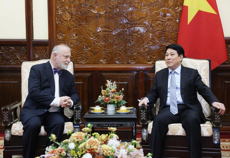 Le président Luong Cuong (droite) reçoit l’ambassadeur tchèque Hynek Kmonicek. Photo : VNA.