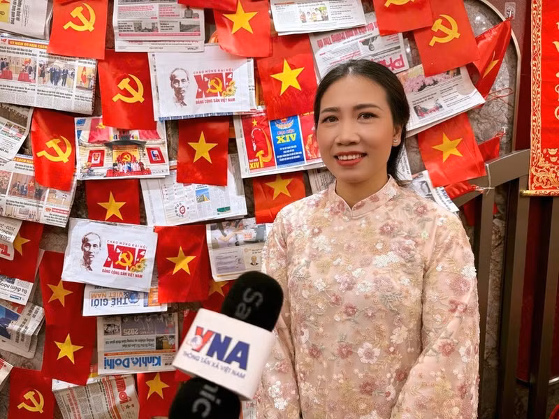 La docteure Nguyen Thi Khanh, chercheuse postdoctorale à l'Université chinoise de Hong Kong, répond à une interview de l’Agence vietnamienne d’information. Photo : VNA.