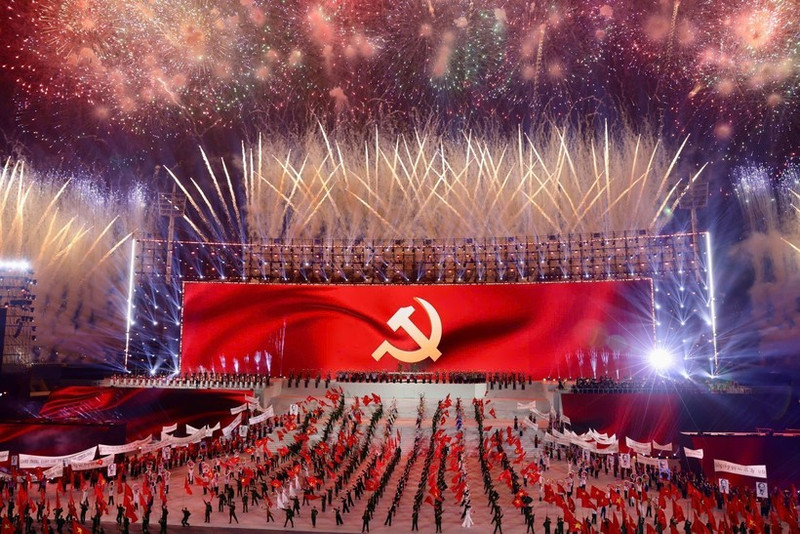 Un feu d'artifice spectaculaire, tel une symphonie majestueuse, célèbre le succès du 14e Congrès national du Parti communiste du Vietnam, à Hanoi, le soir du 23 janvier 2026. Photo : VNA.