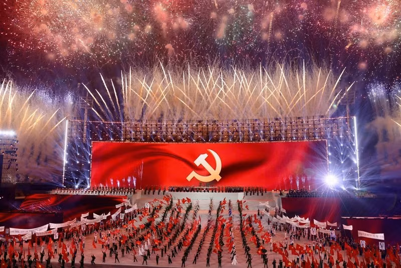 Un feu d'artifice spectaculaire, tel une symphonie majestueuse, célèbre le succès du 14e Congrès national du Parti communiste du Vietnam, à Hanoi, le soir du 23 janvier 2026. Photo : VNA.