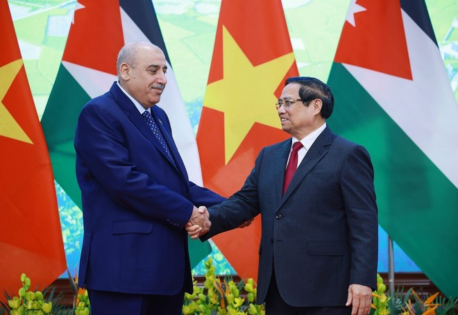 Le Premier ministre Pham Minh Chinh (droite) et le président de la Chambre des représentants du Royaume hachémite de Jordanie, Mazen Turki El Qadi. Photo: VNA