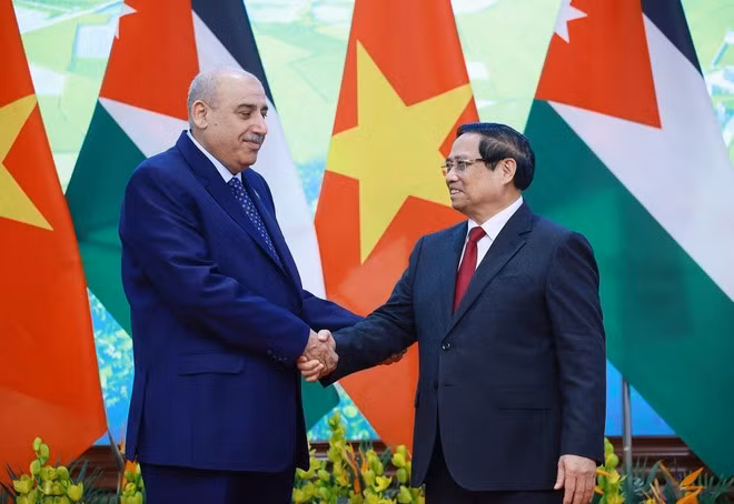 Le Premier ministre Pham Minh Chinh (droite) et le président de la Chambre des représentants du Royaume hachémite de Jordanie, Mazen Turki El Qadi. Photo: VNA