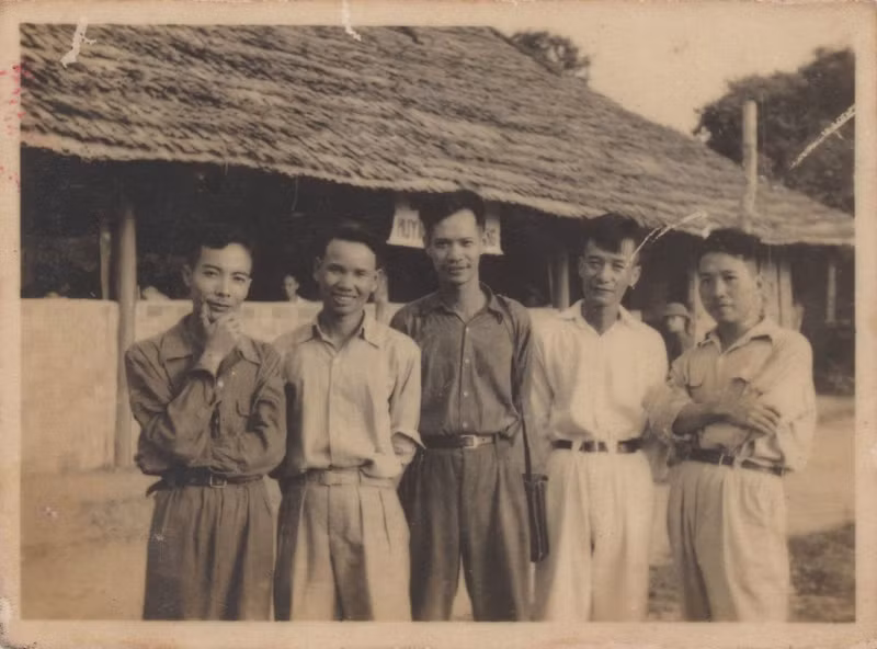 ban-giam-doc-truong-day-lam-bao-huynh-thuc-khang-tu-trai-sang-nhu-phong-tu-mo-do-duc-duc-tu-mo-do-phon.jpg