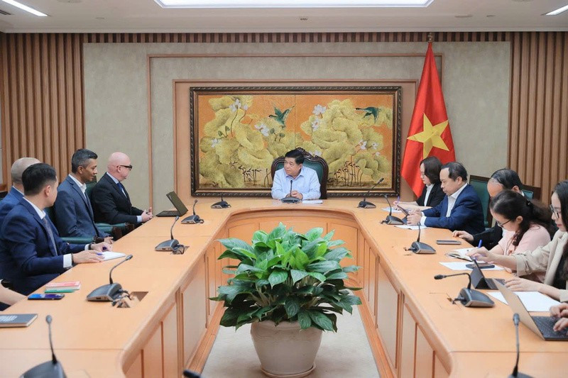 Le 16 septembre après-midi, au siège du Gouvernement, le vice-Premier ministre vietnamien Nguyen Chi Dung (au milieu) a reçu une délégation du Dubai World Trade Centre (DWTC).
