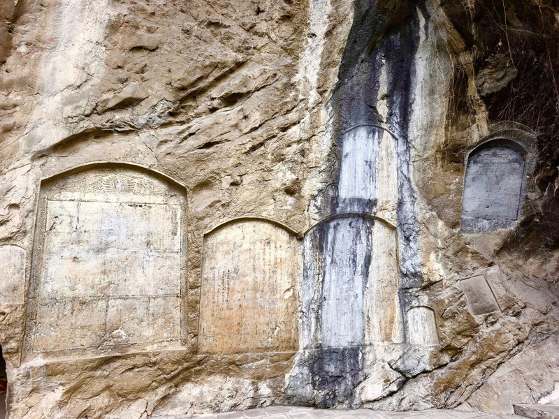 Inscriptions Ma Nhai gravées sur les parois rocheuses dans la grotte Kinh Chu – trésor national
