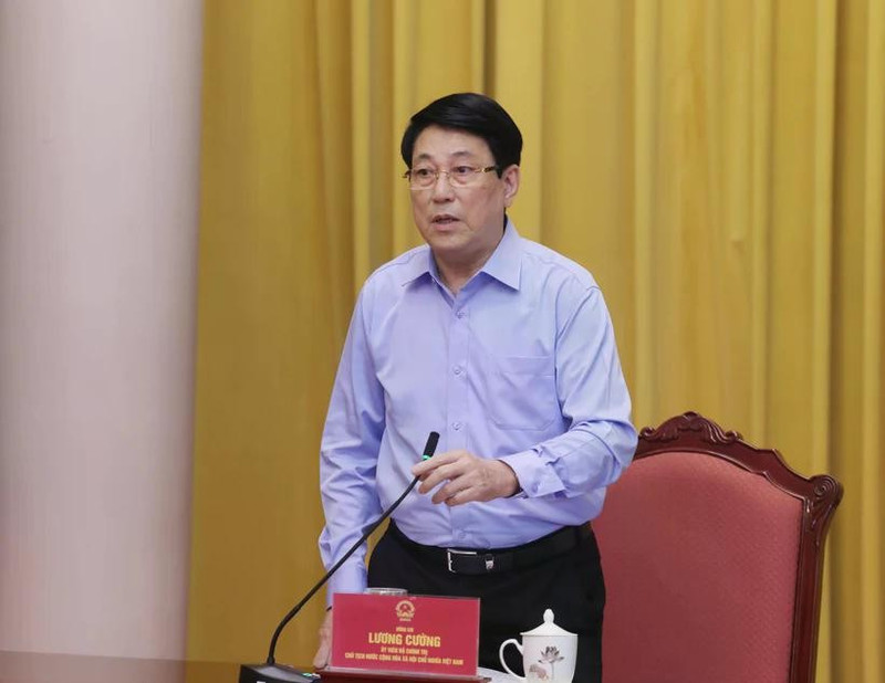 Le président Luong Cuong travaille avec le Bureau du président sur le bilan du mois de juin et les priorités pour le mois de juillet. Photo : VNA.
