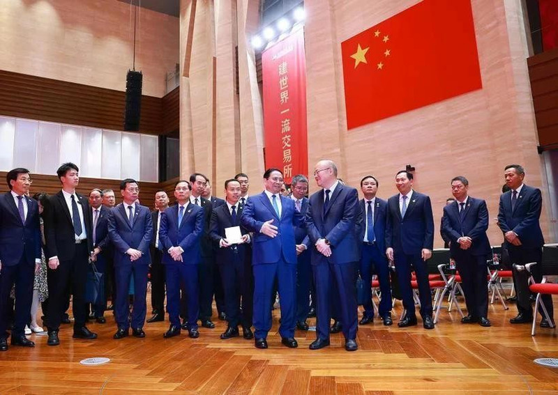 Le Premier ministre Pham Minh Chinh (à gauche, premier plan) visitant la Bourse de Shanghai, le 26 juin. Photo : VNA.